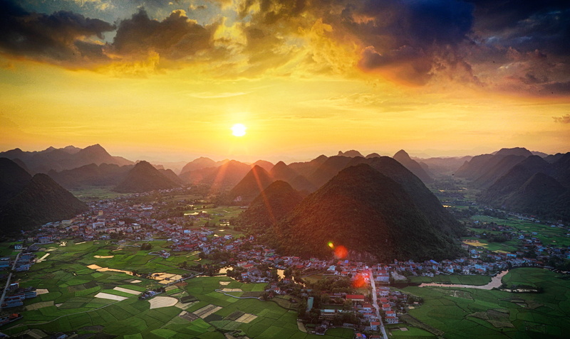 landscape photo, travel, 5K, sunset, travel destinations, built structure, mountain range, outdoors, nature, sunlight, environment, land, binh minh, no people