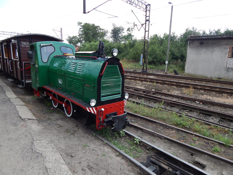 green color, rail transportation, train - vehicle, railroad track, wagons, public transportation, transportation, 4K, railroad station platform, nature