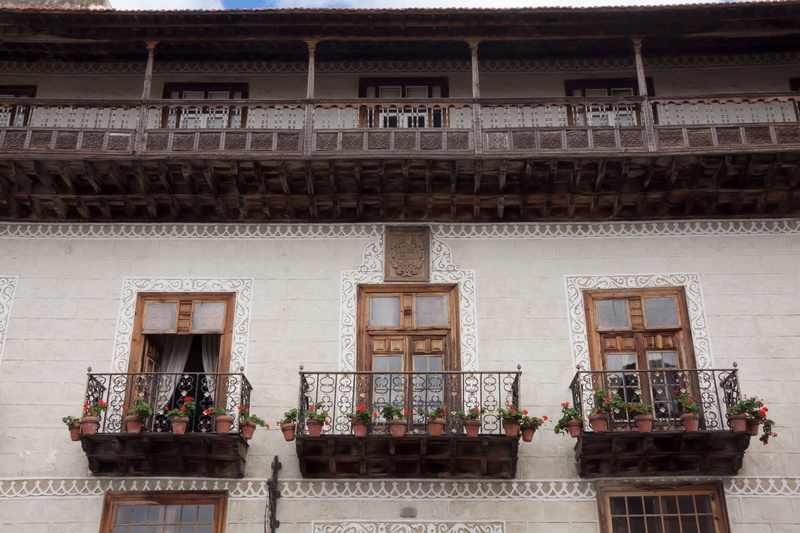 simply, ornate, typical, railing, day, history, town home, outdoors, flower, built structure, turned, building exterior, casas de los balcones, window