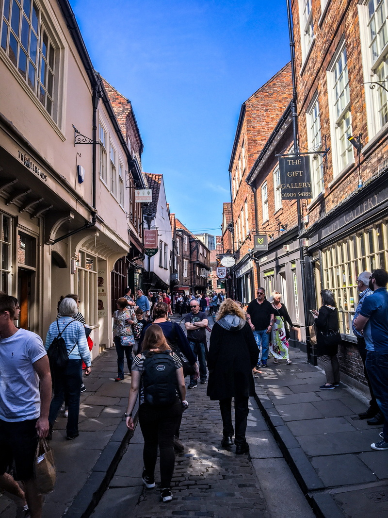 city, adult, people, day, women, lifestyles, sidewalk, united kingdom, pavement, architecture, group of people, pedestrian, street, footwear, walking, building