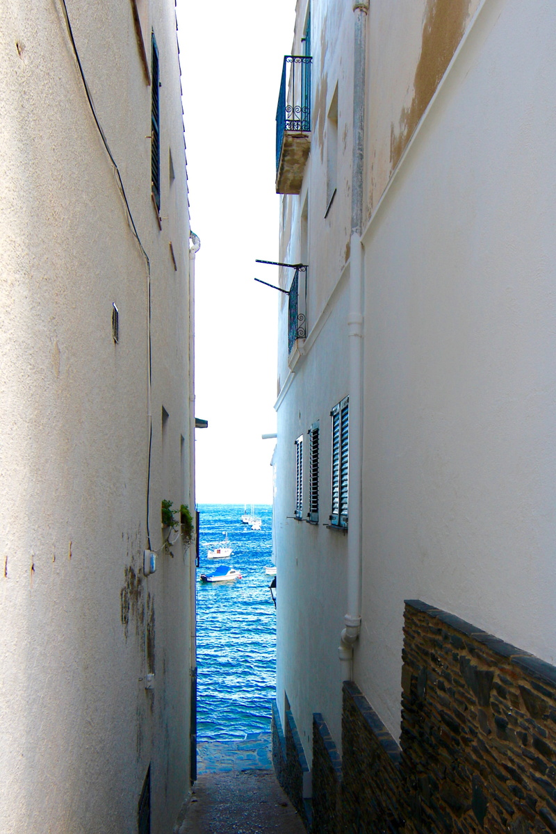 building, outdoors, coastline, sky, built structure, house, alley, no people, nature, sea, day, clear sky, architecture, mediterranean, horizon, cadaqués