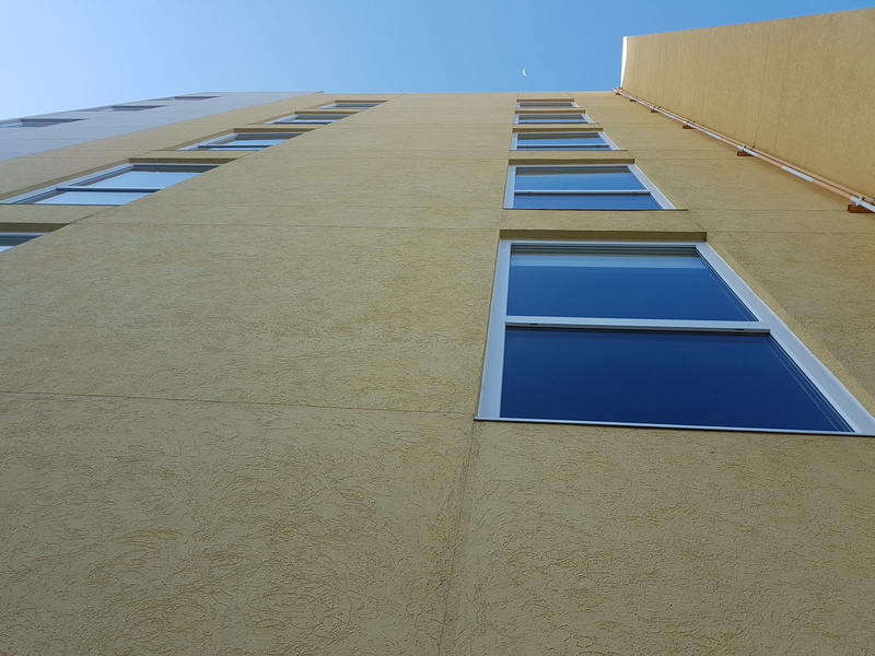 wall - building feature, ventanas, architecture, clear sky, window, building, sky, built structure, house, no people, wall, building exterior, edificio visto desde abajo