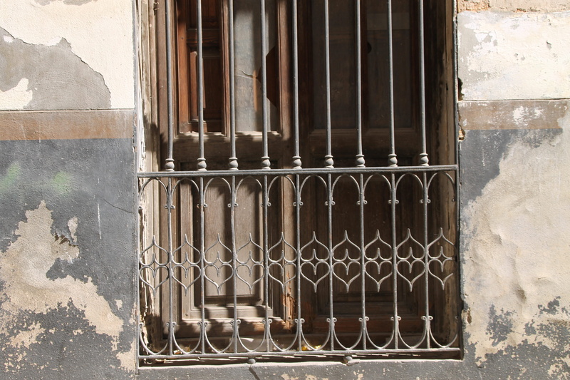 house, no people, castellón de la plana, day, grate, casa vieja, architecture, old, security, damaged, window, weathered, grid, building, window frame