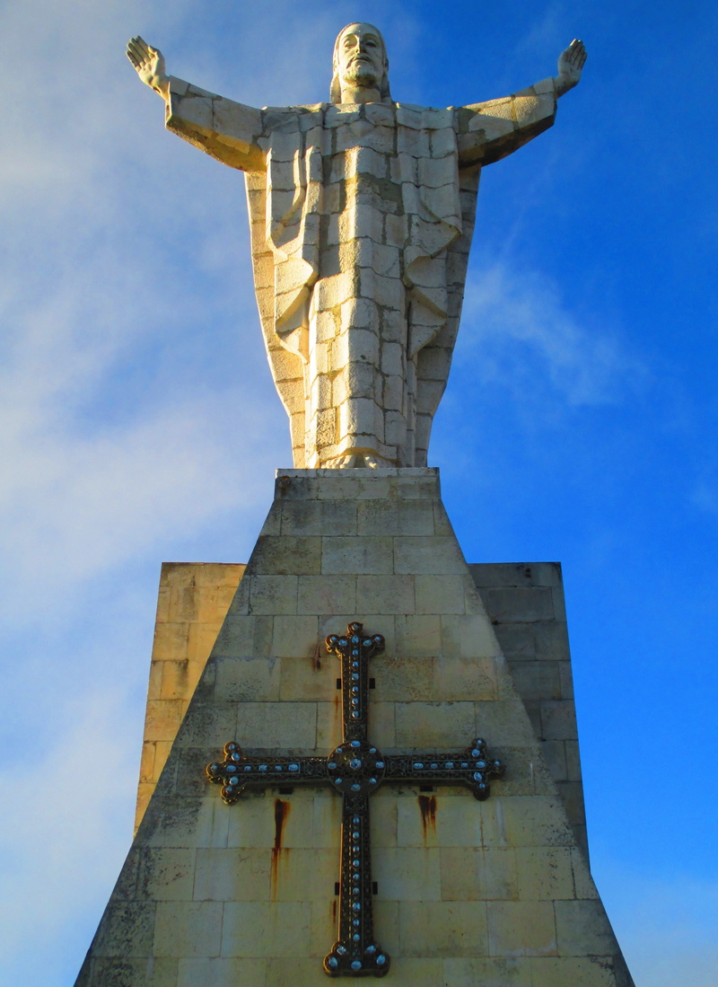 blue, religion, cruz, nature, day, art and craft, built structure, male likeness, sky, architecture, representation, spirituality, stone monument, oviedo