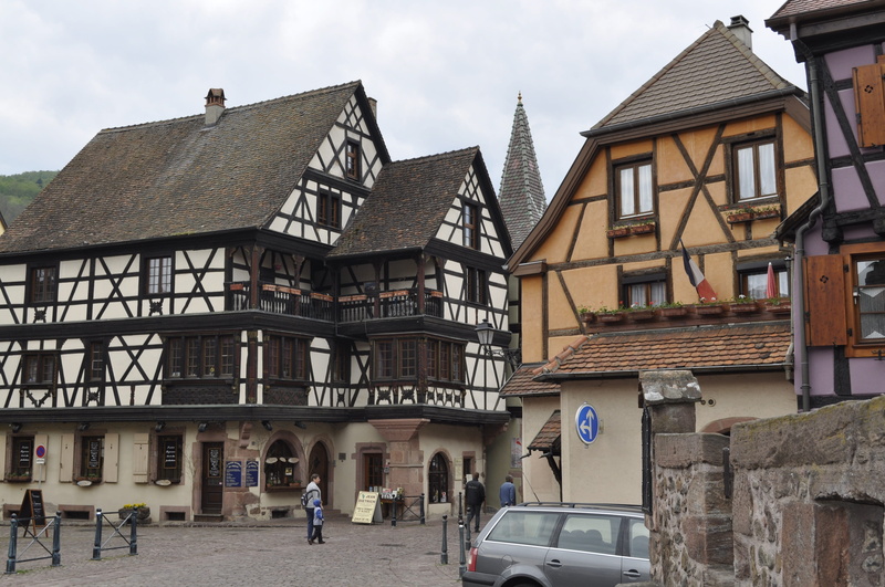 residential district, real people, switzerland, kaysersberg, motor vehicle, street, incidental people, 4K, architecture, sky, car, day, built structure