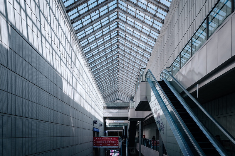 built structure, office, white, architectural photos, tall - high, skylight, 4K, 건축, 건축사진, rawkkim, city, loansnaps, low angle view, building, coex, person