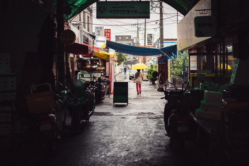 store, men, retail, walking, city life, city, women, alleyways, daejeon, market, group of people, building exterior, south korea, lifestyles, 한민시장, traditional markets