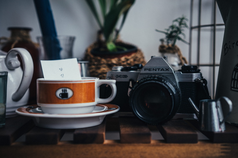 interior design, jug, black Color, cup, camera, ceramic, beside, 대전, pentax, cafe, round, black, retro Styled, 카페, 5K, table, tech, no People, top, 당신의계절