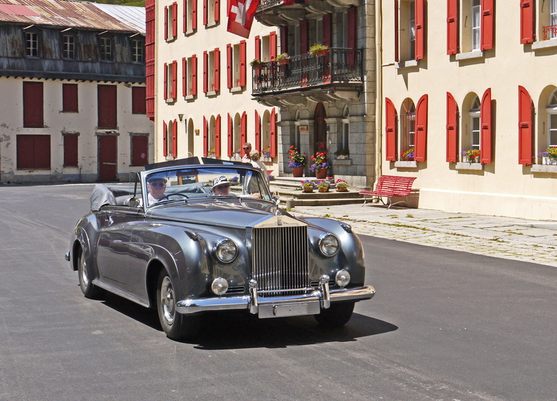 land vehicle, motor vehicle, building, vintage car, sunlight, rolls royce, luxury, maintained, mode of transportation, passby, building exterior, day, grand hotel glacier du rhône