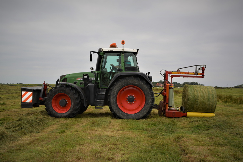 day, landscape, transportation, machinery, outdoors, wage operating, cattle feed, plant, tug, fendt 820, ball winder, agricultural machinery, agricultural equipment