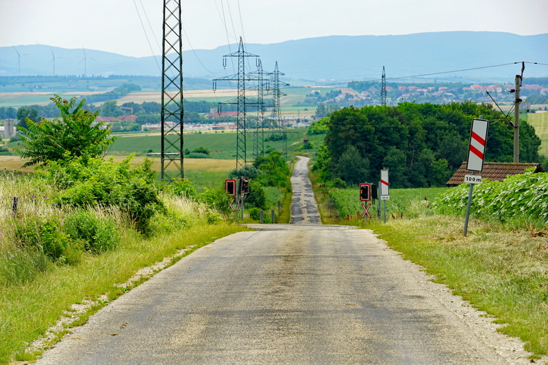 electricity, daytime, no people, lane, 5K, cable, shield, outdoors, mountain, the way forward, electricity pylon, sky, connection, direction, transportation