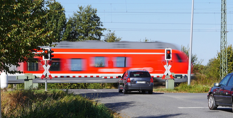 outdoors, mode of transportation, münsterland, br428, stop, level crossing, traffic lights, red light, br 428, electric locomotive, speed, traffic signal