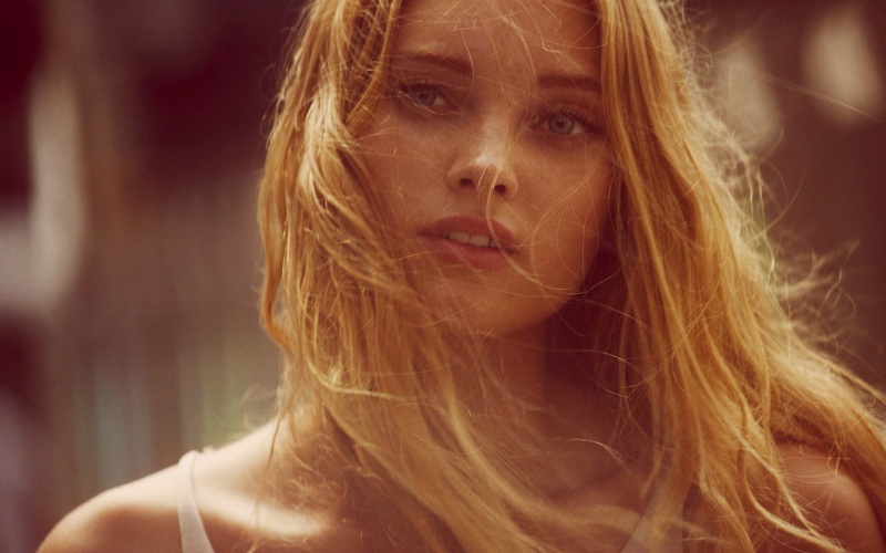 Elsa Hosk, human hair, one person, hairstyle, wind, close-up, 1080P, hair, headshot, adult, young adult, looking at camera, portrait, human face, face