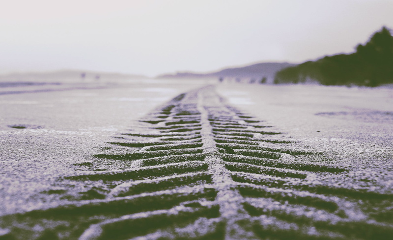 720P, surface level, close-up, land, vanishing point, direction, day, no people, plant, outdoors, train, diminishing perspective, growth, photography