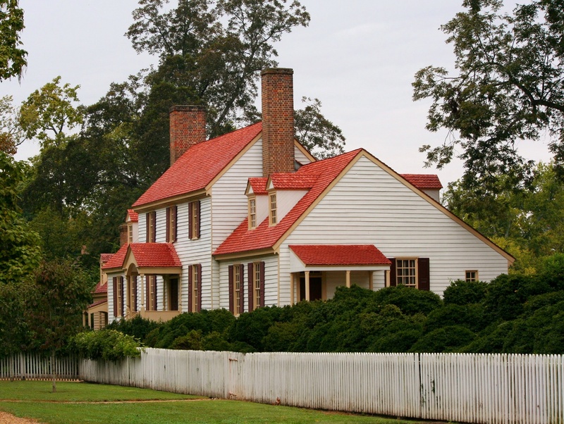 no people, plant, williamsburg, red, day, historic house, home, 2K, museum, boundary, green color, nature, built structure, fence, grass, residential district