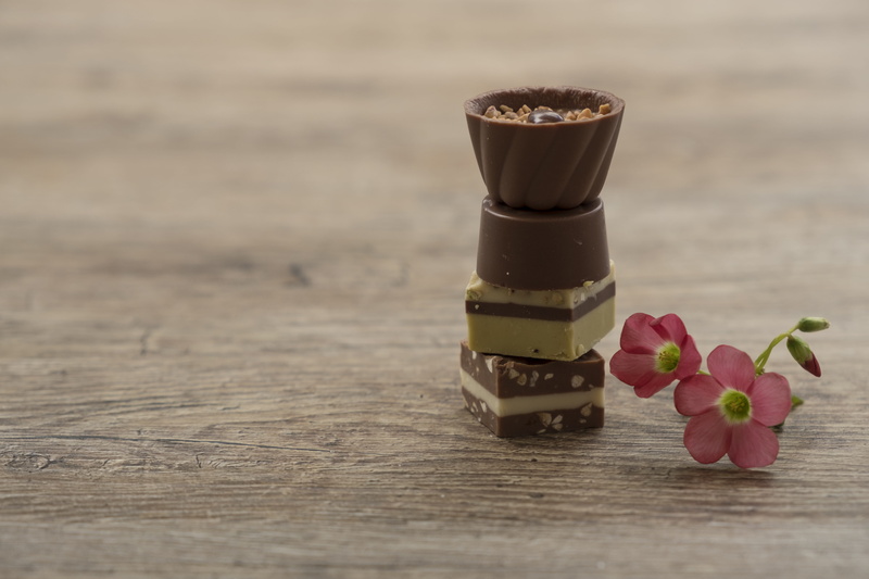 feed, candy, 5K, delicious, still life, sweet, carbohydrates, food, chocolates, confectionery, coffee, wood - material, cake, petaled, surface, plant