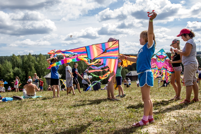 multi Colored, smiling, laugh, outdoors, people, stroll, crowd, land, 2K, summer, adult, day, sunny day, Kids, sky, large Group Of People, Girl, childhood