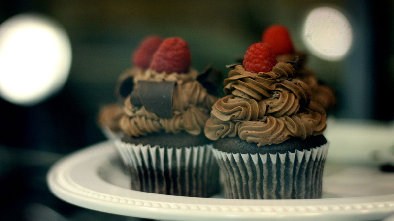cupcake, freshness, cake, 1080P, muffins, fruitcakes, plate, dessert, unhealthy eating, berry fruit, indulgence, sweet, baked, sweet food, icing, cupcake holder