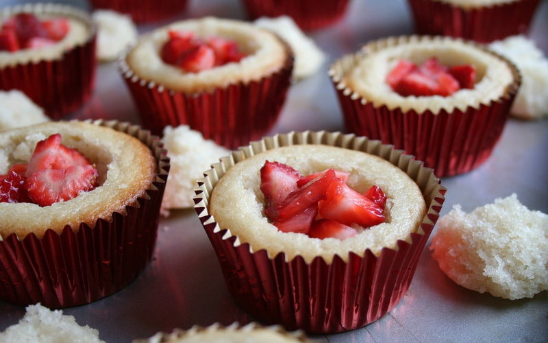 cake, muffin, indulgence, ornate, cupcake holder, icing, backgrounds, table, sweet Food, focus on foreground, cupcake, refreshment, gourmet, snack, strawberry