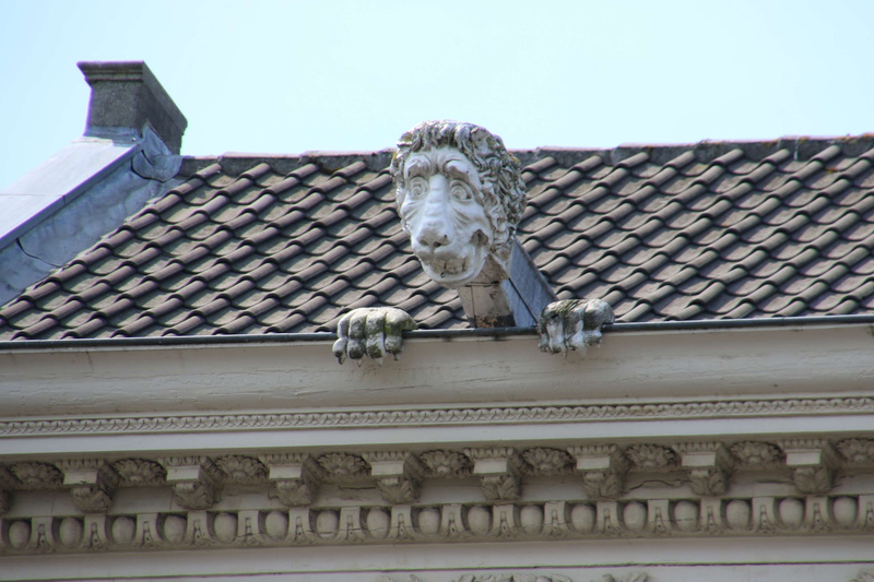 roof, animal, clear sky, built structure, building exterior, 4K, no people, tiles, architecture, amsterdam, day, peekaboo, sky, move, sculpture, creativity