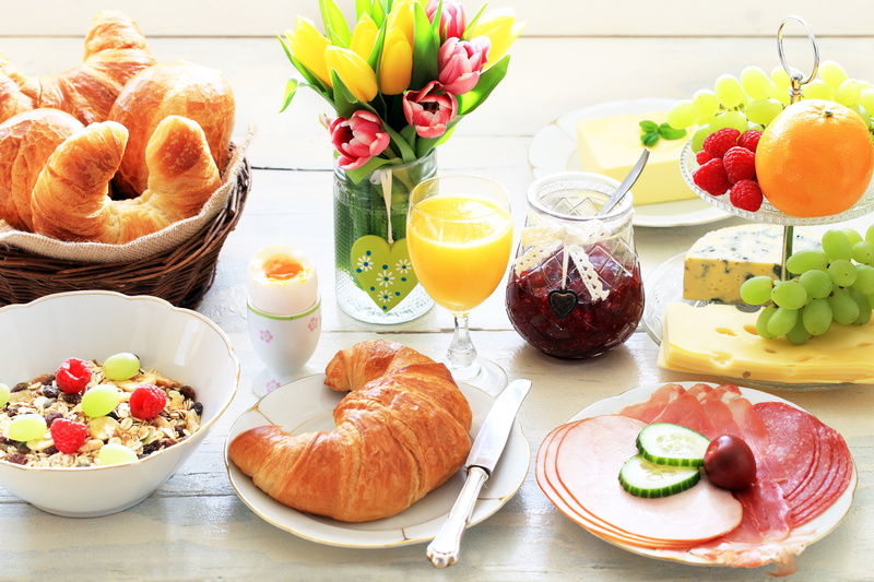 grapes, croissants, vase, bouquet, Breakfast, jam, tulips, meats, 5K, cheese, wood, muesli, flowers, juice, food