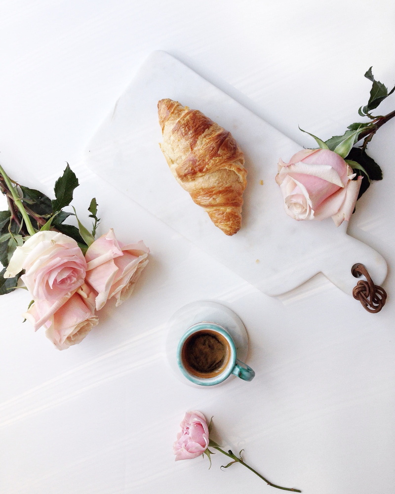 french food, chopping, vegetable, food and drink, croissant, 2K, rose, restaurant, dish, board, healthy eating, culinary, plant, brown, plate, table, indoors