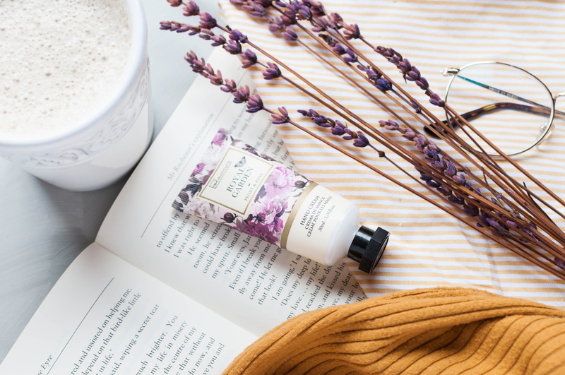 cream, flowers, wellbeing, cup, winter, take a coffee, text, soft, plant, food and drink, technology, drink, glasses, paper, tube, coffee, spring, creammy