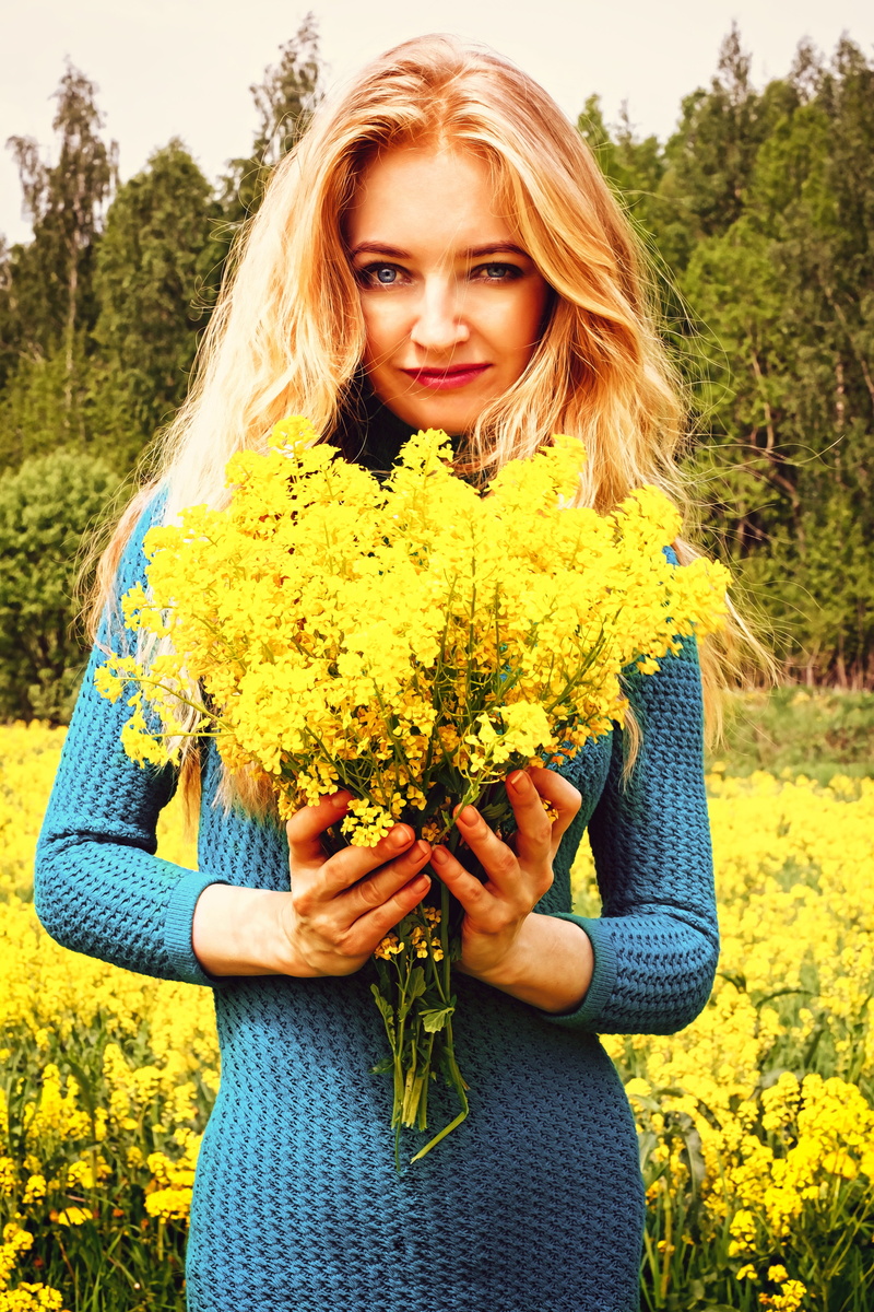 hair, standing, lifestyles, a yellow flower, flower, real people, nature, beautiful woman, portrait, summer flowers, one person, common dandelion, woman