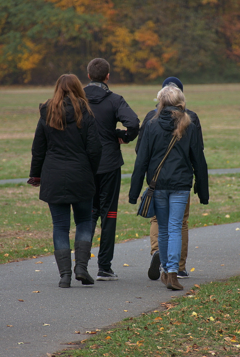 bonding, autumn, love, adult, positive emotion, couple - relationship, atmosphere, winter, autumn motive, togetherness, lifestyles, park, full length, leaf coloring