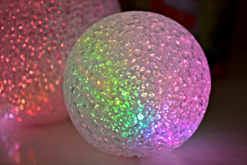 close-up, colorful, Christmas Bauble, cosy, indoors, pink color, multi colored, purple, focus on foreground, still life, eindejaarsversiering, illuminated