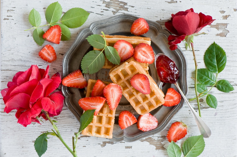 rose, freshness, plant, fruit, gourmet, backgrounds, garnish, close-up, strawberries, organic, table, plant part, flower, herb, summer, plate, snack, food and drink