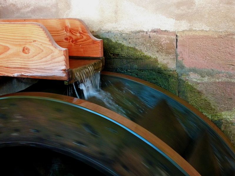 wall, building exterior, outdoors, rotation, water, blurred motion, no people, flowing water, 2K, wheel, müller, architecture, waterfront, water mill