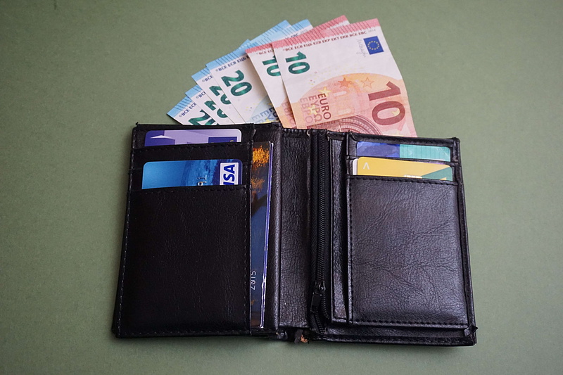 luxury, no people, currency, wealth, portefeuille, leather, paper currency, 4K, close-up, still life, indoors, billets de banque, achats, commerce, number