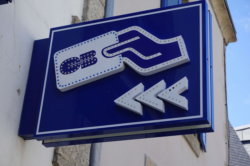 communication, argent, building exterior, no people, 4K, bleu, outdoors, retrait dargent, built structure, building, non-western script, shape, information sign