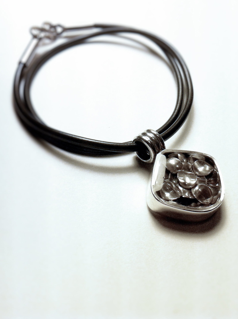 diamond - gemstone, old, metal, high angle view, personal accessory, single Object, cut out, wedding, table, Gold, parts chain, Belong, stethoscope, Works
