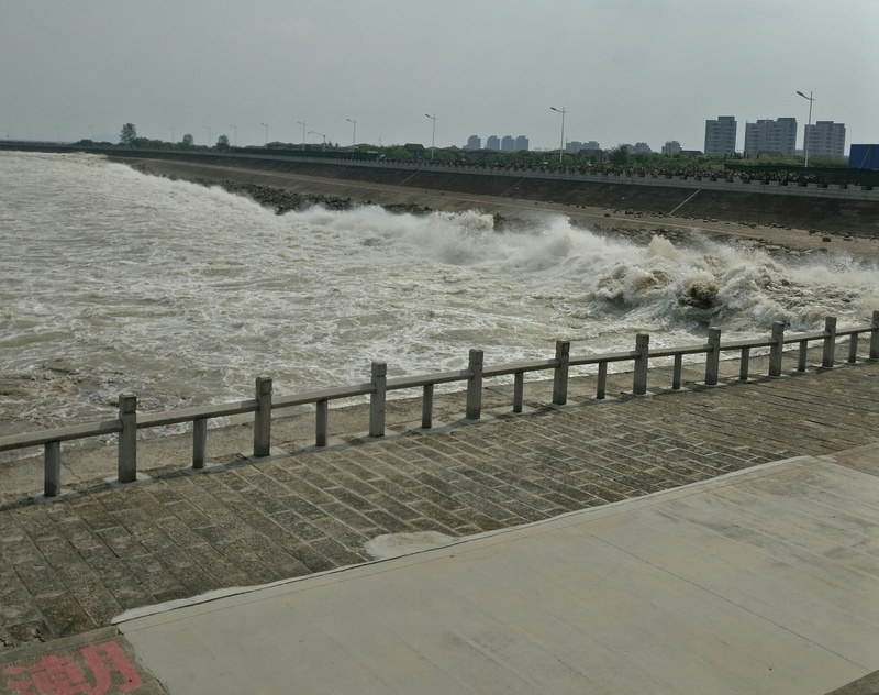 land, built structure, scenics - nature, 2K, architecture, wave, day, splashing, beach, river, tide, breaking, sea, jiaxing, hangzhou bay, no people, railing