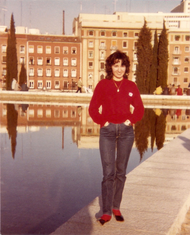 day, real people, hairstyle, outdoors, canal, beautiful woman, full length, water, front view, standing, portrait, 1984, pilar, casual clothing, plaza de españa