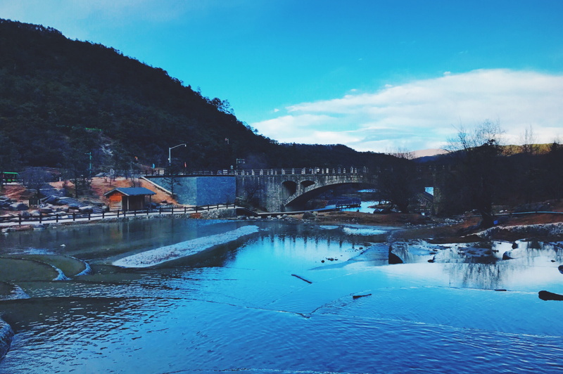 lake, water, no people, building, 4K, architecture, river, sky, scenery, mobile phone photography, tree, nature, in yunnan province, snow, bridge - man made structure