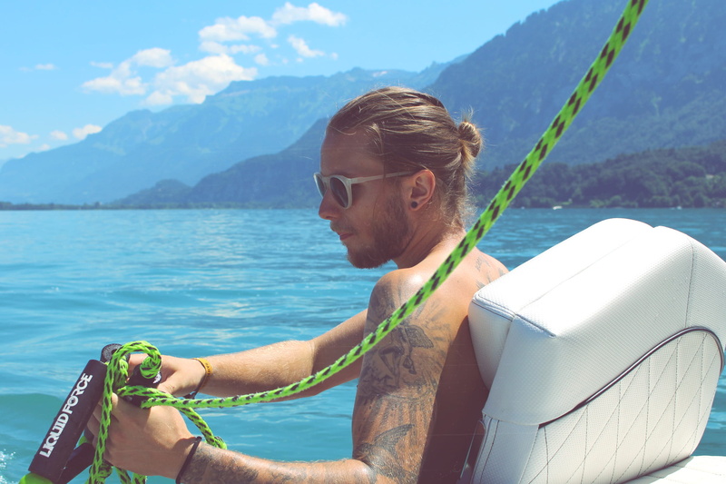 casual clothing, lake thun, 1080P, lifestyles, mountain, dude, one person, born, holding, mountain range, portrait, borntobe, sunlight, sea, day, beauty in nature