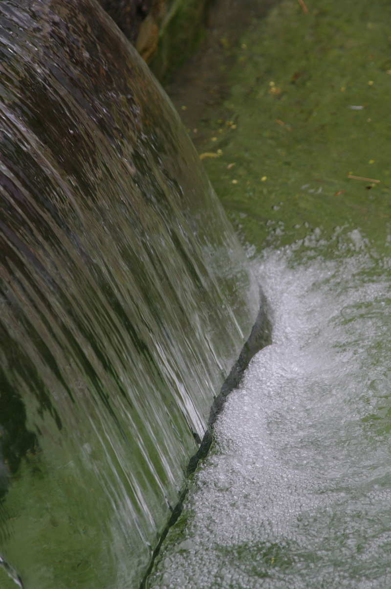 flowing water, focus on foreground, fluid, sea, splash, waterfront, day, green, close-up, splashing, flowing, green color, motion, outdoors, no people
