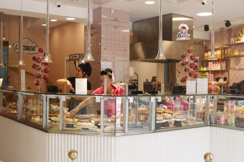eat, crapes, real people, diner, fastfood, restaurant, retail display, europe, waitress, people, eating, variation, food, good food, display cabinet, business
