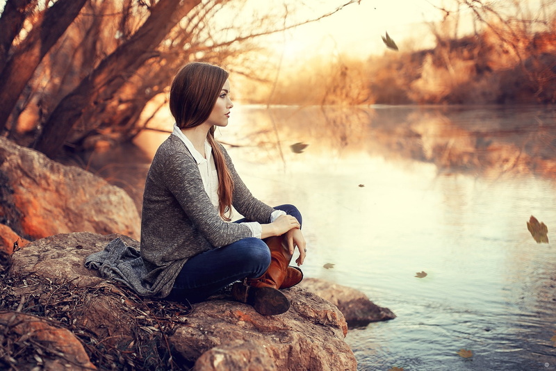 Sweater, Depth Of Field, Straight Hair, redhead, sitting, women, Alessandro Di Cicco, Women Outdoors, Looking Away, 1080P, model, Fall, river