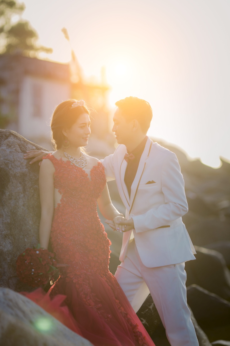 summer, tree, wedding photo, heterosexual couple, bonding, outdoors, sunset, men, sky, weddings, 5K, lens flare, the cloud, sunlight, emotion, the hill
