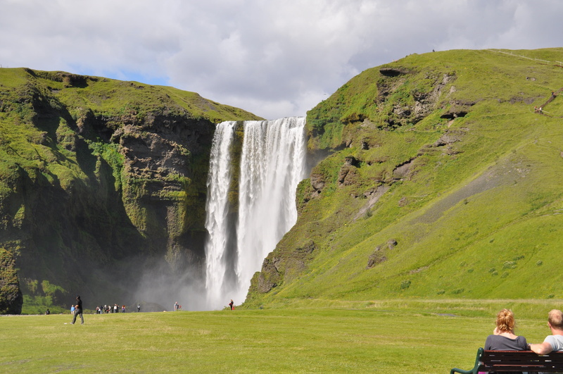 beauty in nature, bílá, skogafoss, green color, green, grass, day, outdoors, motion, long exposure, travel, travel destinations, 4K, landscape, tourism