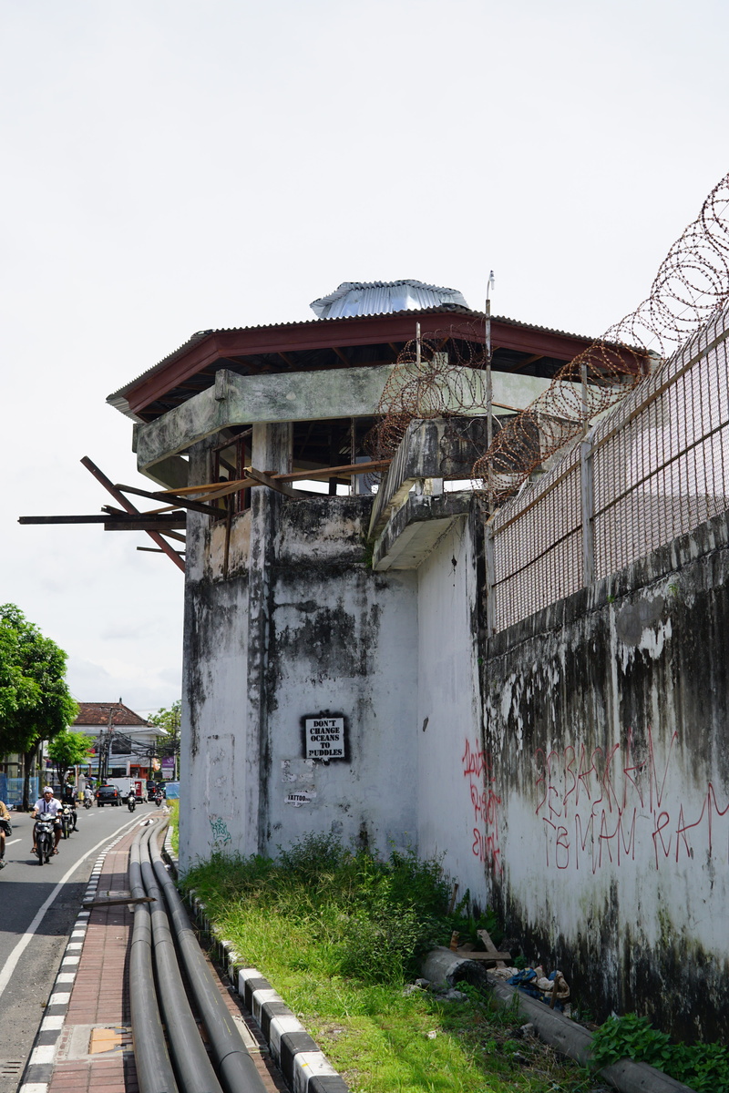 wall smeared, tower, dilapidated, built structure, graffiti, no people, broken, mold, denpasar, barbed wire, site, plant, street, building, kerobokan, day