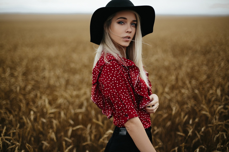 looking at viewer, long hair, gray eyes, depth of field, women with hats, model, portrait, hat, women outdoors, outdoors, Yana Lypkan, blonde, jeans, 2K