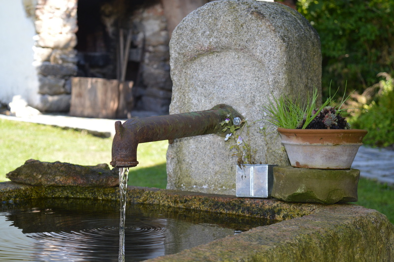solid, day, outdoors, Water, drinking fountain, stone material, architecture, flowing, flowing water, motion, water, splashing, running water, fountain