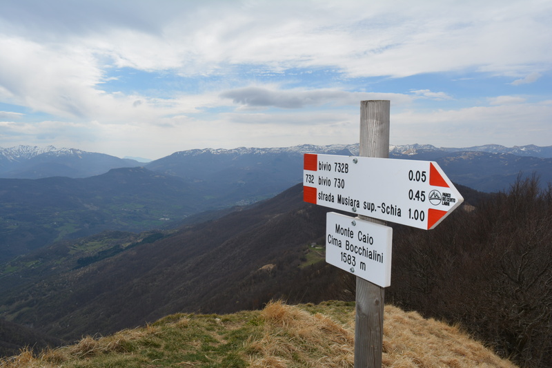 schia, information, non-western script, script, appennino, waymark, direction, sky, beauty in nature, day, mountain range, trail, text, cloud - sky, sign