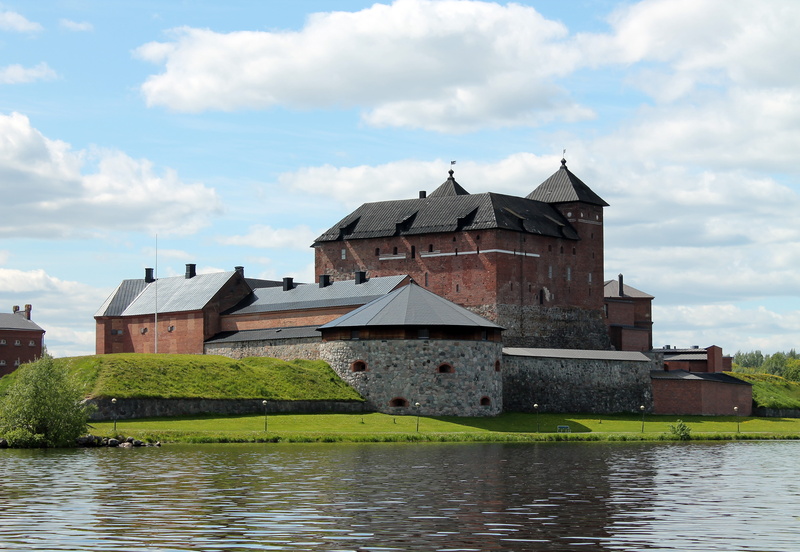 plant, building exterior, architecture, building, waterfront, finland, 8K, castle of hämeenlinna, day, residential district, built structure, house, water