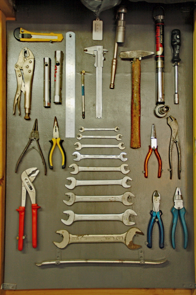 tang, keys, metal, order, tools, work tool, hammer, garage, neat, no people, still life, spanner, indoors, screwdriver, diy, hand tool, hang, large group of objects